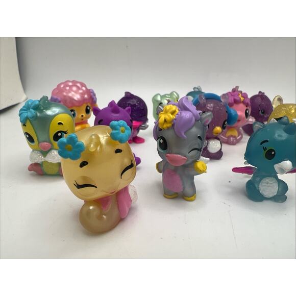 Lot of 15 Assorted Glittery Hatchimals Colleggtibles Figures - Picture 2 of 4